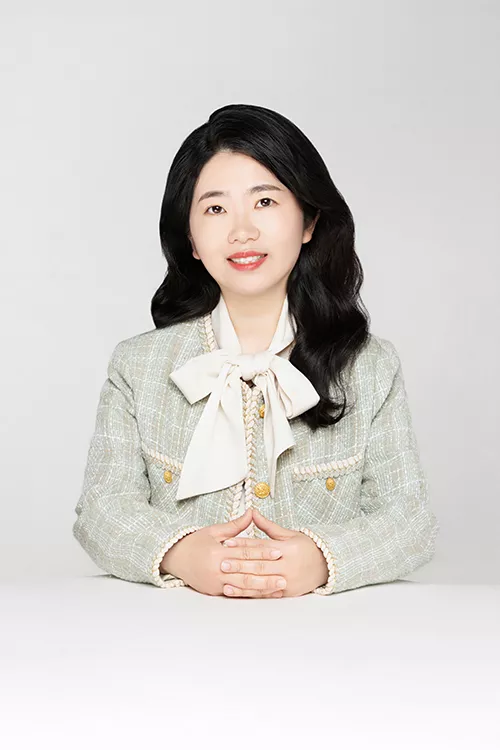 复旦大学新闻学专业，资深传媒人、出版人，澎湃专栏作者 10年自然教育经验，策划的“萤火虫自然亲子学堂”荣获上海十大青年公益创投项目